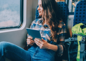 How to Balance Screen Time and Real-Life Fun While Traveling: Tips for a Fulfilling Adventure
